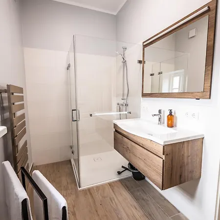 6 130 M2 Wundervoll Sanierte Zentral Ruhig Hochwertig Apartamento *